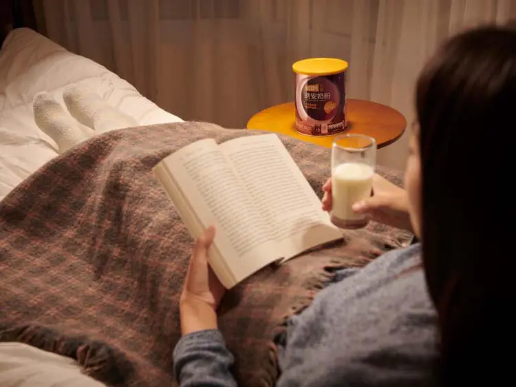 睡前喝牛奶